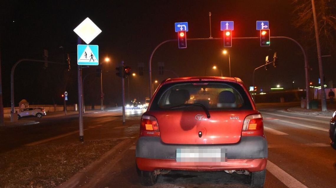 Chrapał na czerwonym w yarisie, a wcześniej puknął w audi