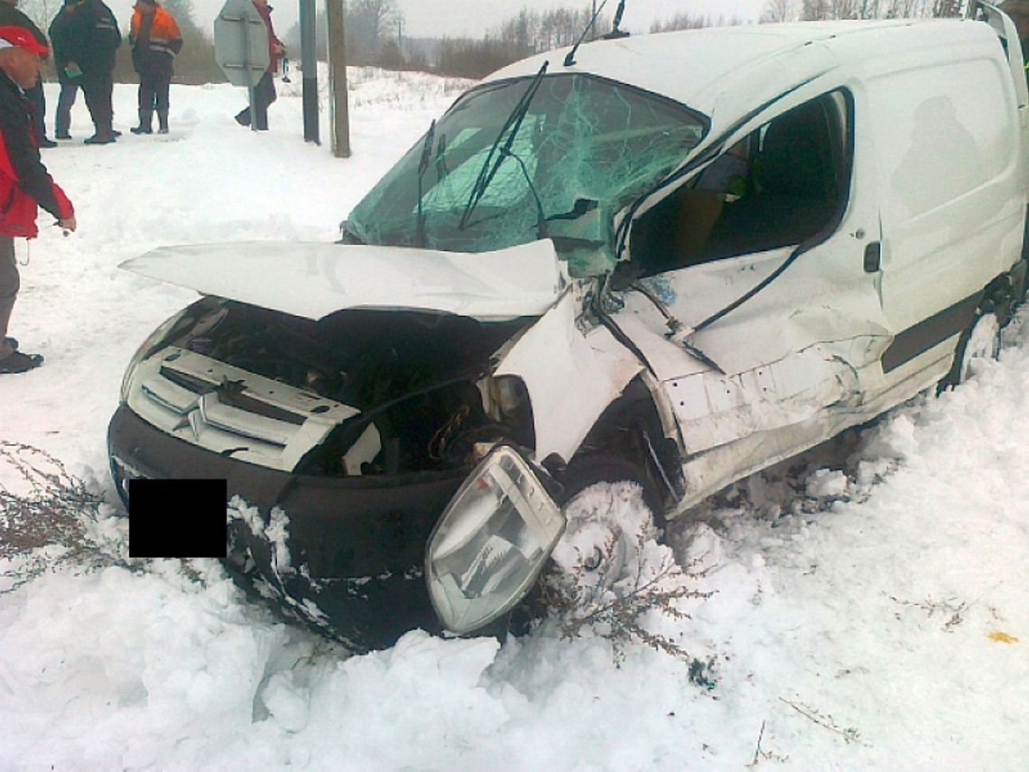 Chromówka: Citroen wjechał pod lokomotywę Chromówka: Citroen wjechał pod lokomotywę