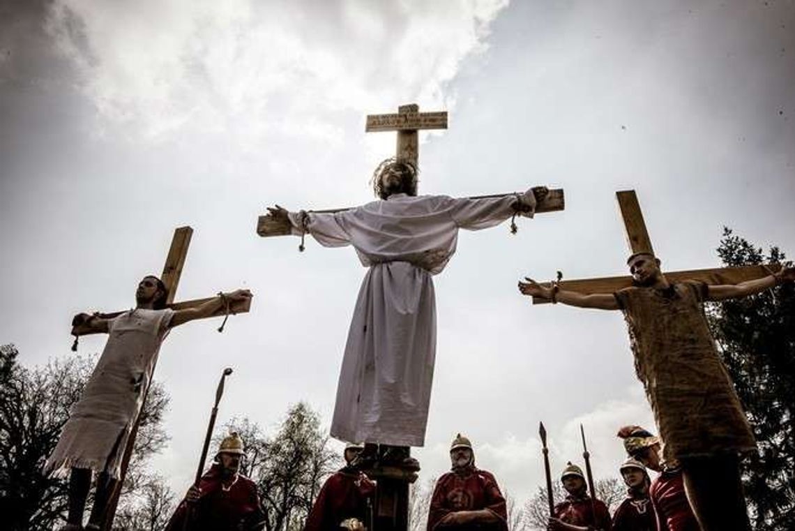 Chrystus na krzyżu. Misterium Męki Pańskiej w Świerszczowie