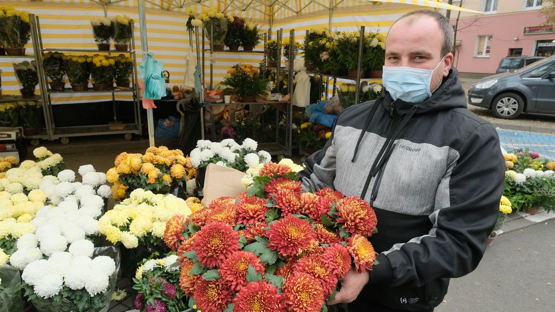 Chryzantemowa żałoba. Agencja ogłosiła, że kupi kwiaty, ale usunęła ogłoszenie