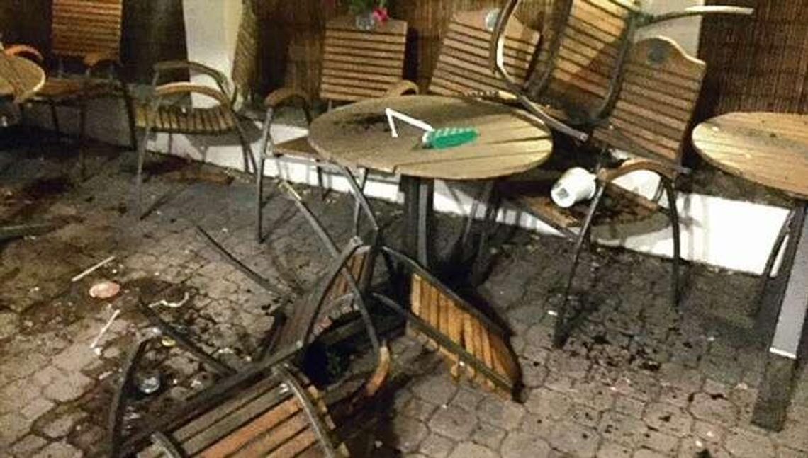 Chuligani terroryzują miasto. Rzucali krzesłami i ławami, skatowali gościa