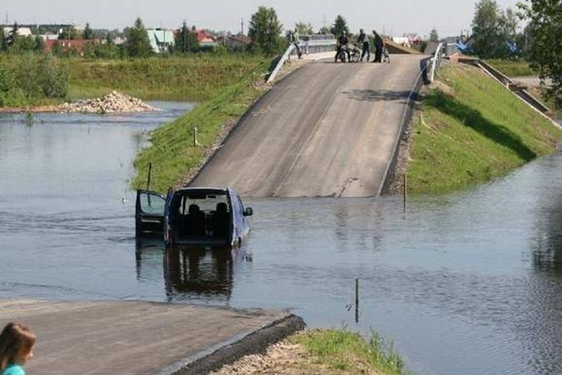 Chwila nieuwagi i auto utonęło na… nowej drodze