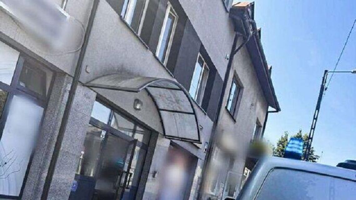 Chwila nieuwagi i dwuletnie dziecko wyszło na parapet 