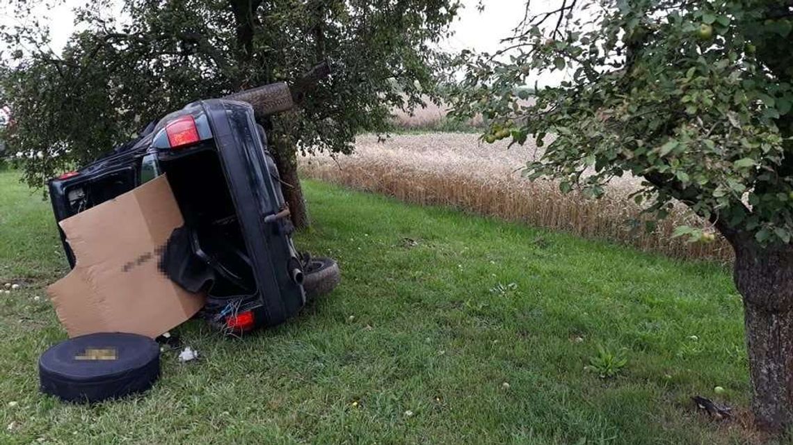 Chwila nieuwagi i takie efekty. Dachowanie audi [zdjęcia]