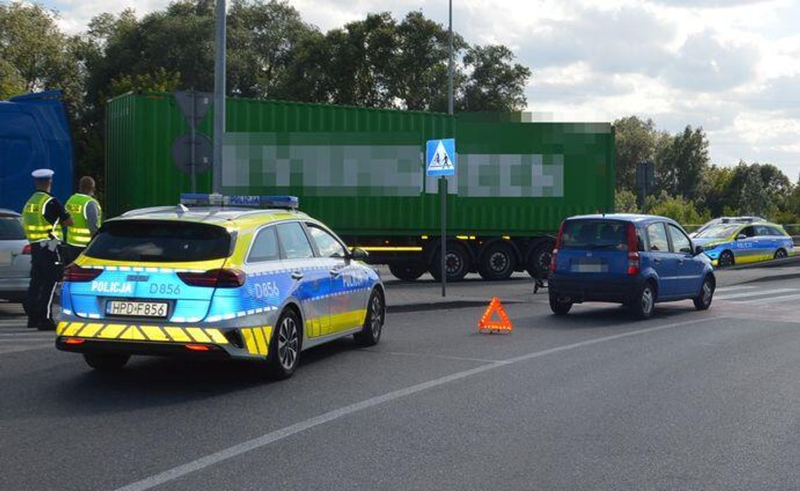 Chwila nieuwagi na przejeździe. 78-letni kierowca potrącił kobietę na e-hulajnodze Wypadek hulajnoga Chełm
