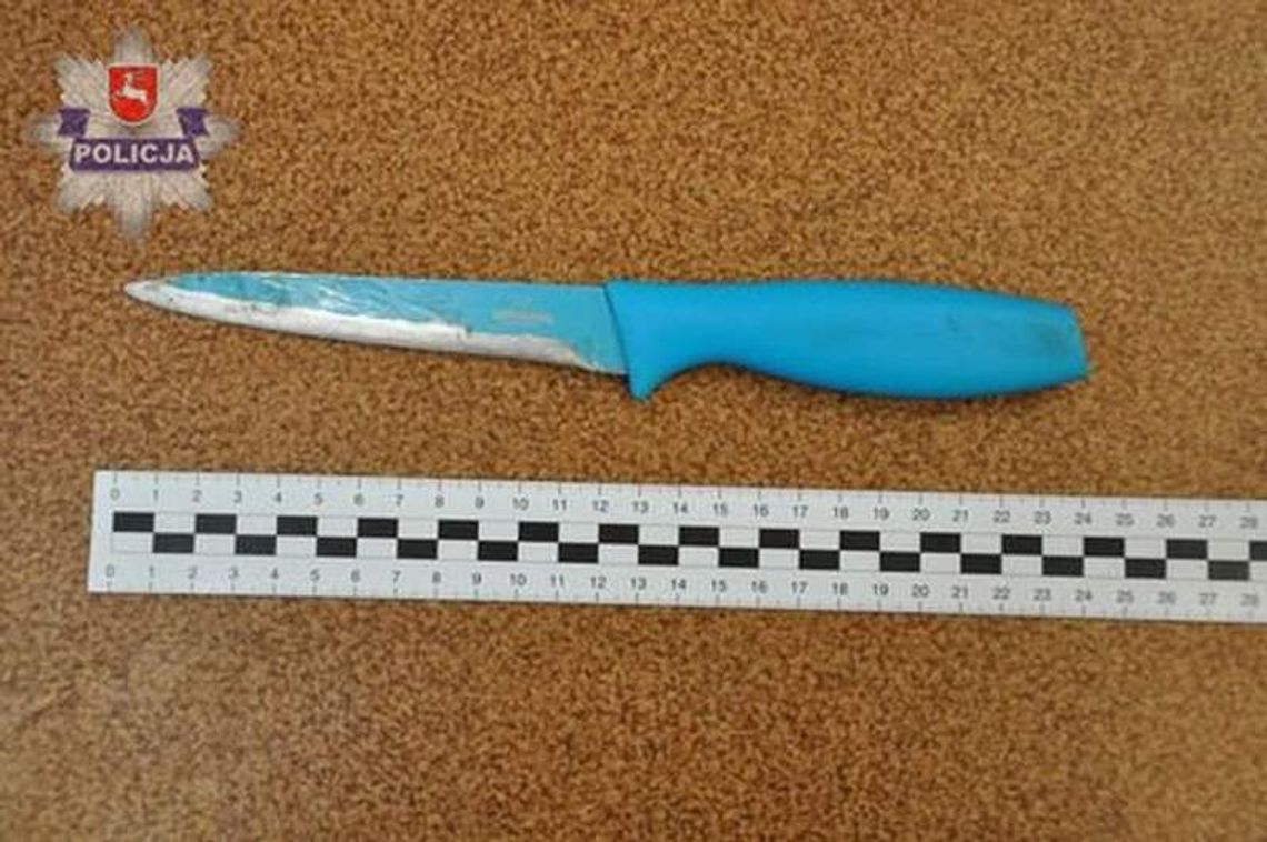 Chwycił nóż kuchenny i rzucił się na policjantów. Zniszczył im mundury