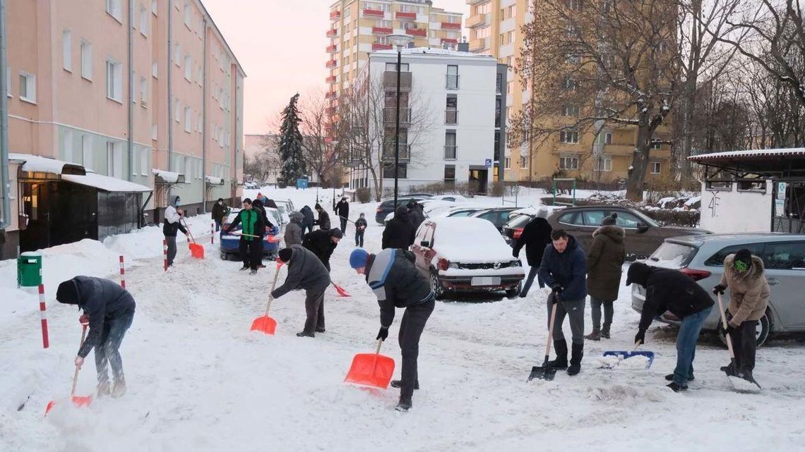 Chwycili za łopaty, bo nikt nie odśnieża dojazdu do ich bloków. "Nie mogły dojechać nawet śmieciarki" Chwycili za łopaty, bo nikt nie odśnieża dojazdu do ich bloków. "Nie mogły dojechać nawet śmieciarki"