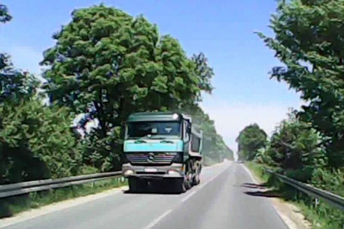 Ci kierowcy mogli widzieć wypadek w Stawku. Policja ich szuka (wideo)