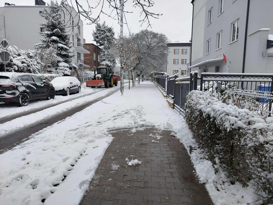 Ciągle pada... A służby sprzątają