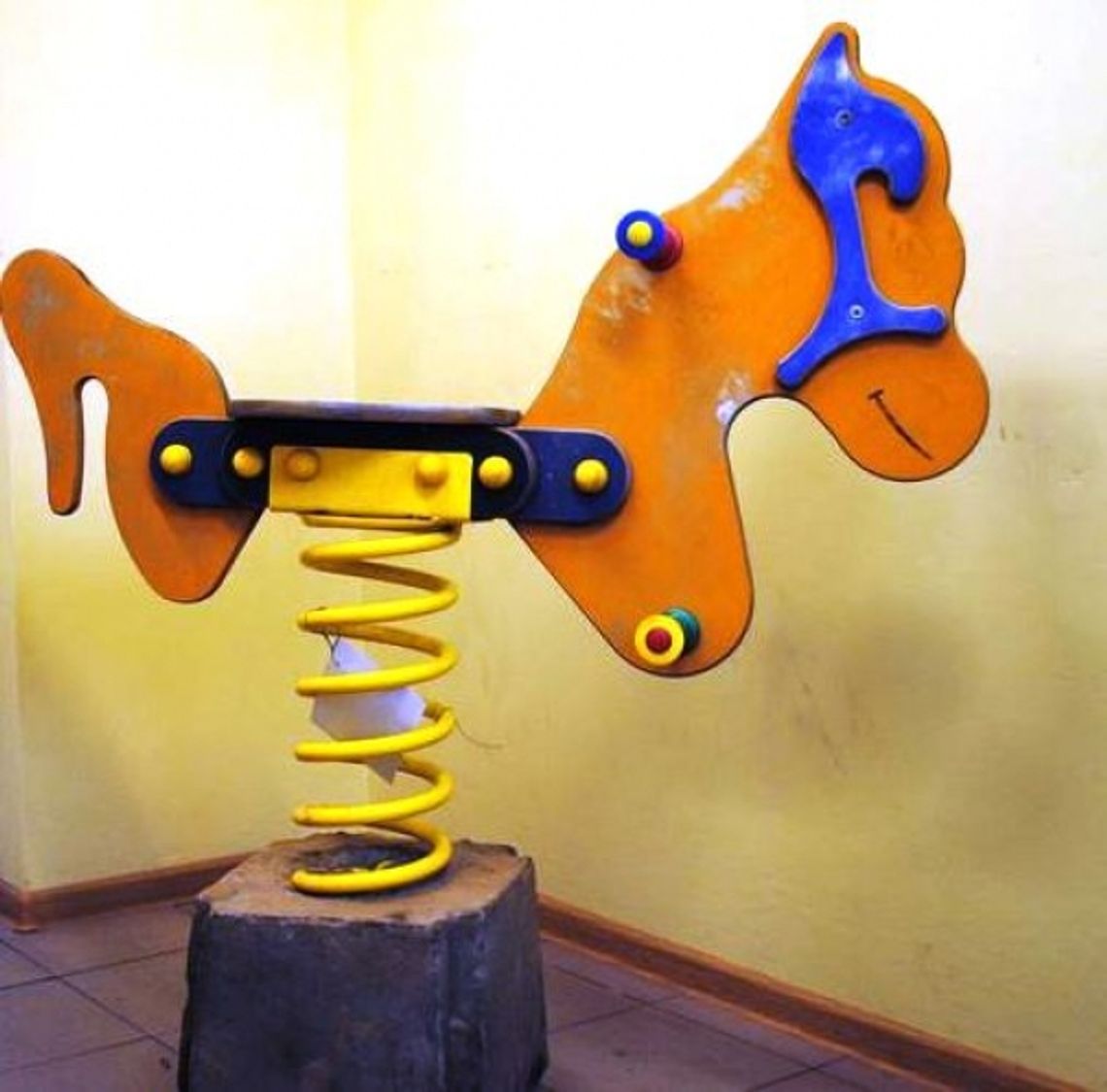 Ciągnęli bujanego konia z placu zabaw. Byli nietrzeźwi