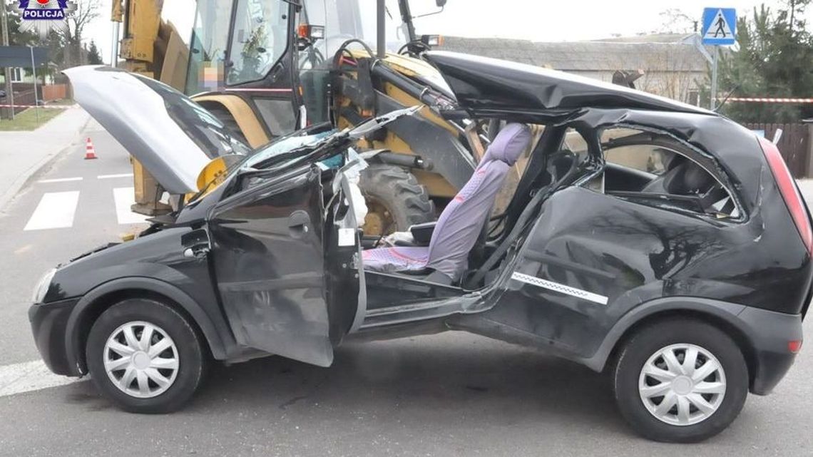 Ciągnik holował koparkę. Kobieta wjechała w linę holowniczą [zdjęcia]