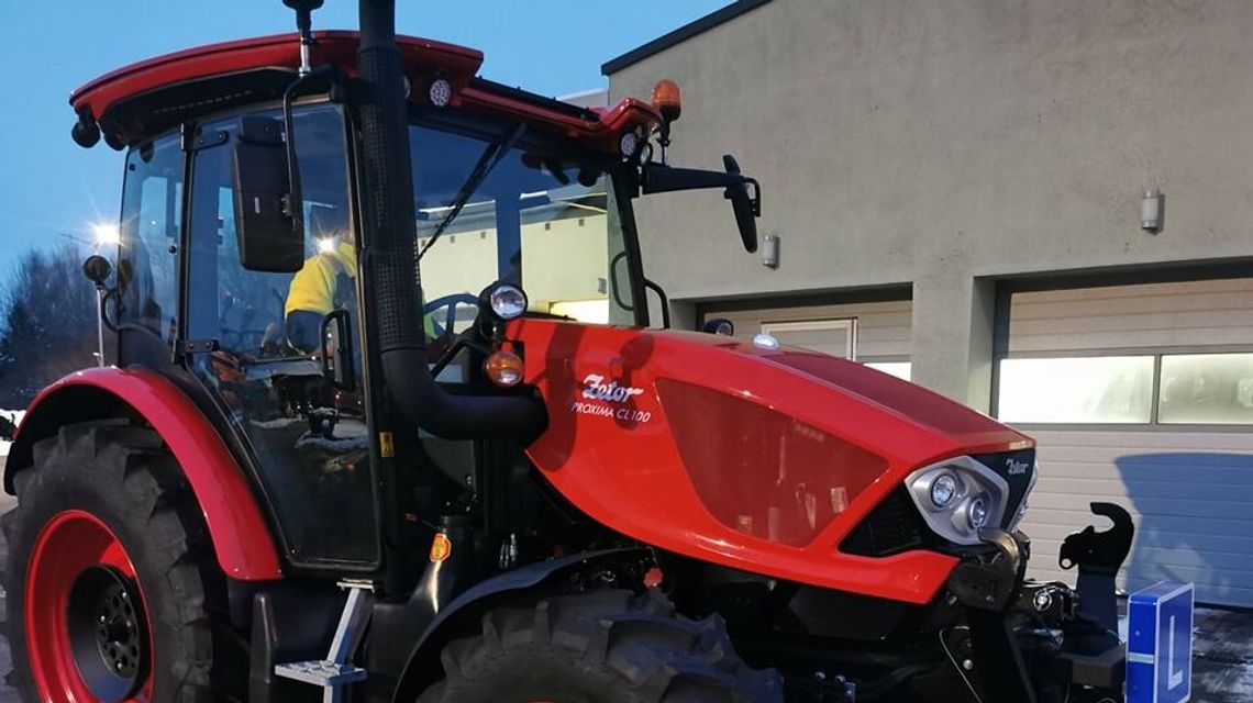 Ciągnik i nowe motocykle. Zdający prawko się ucieszą 