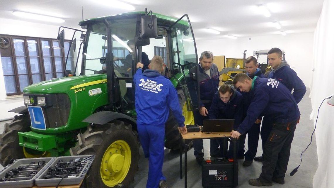 Ciągnik, kamery i klocki Lego. Uczniowie skorzystają z nowego sprzętu