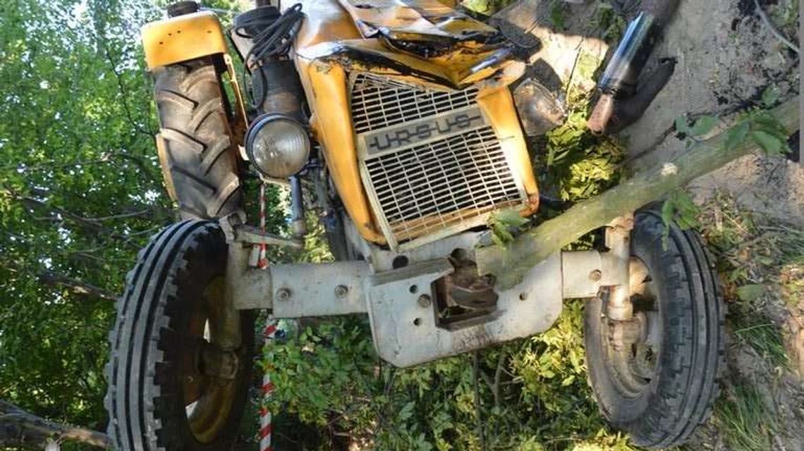 Ciągnik przewrócił się i przygniótł kierowcę. 65-latek zmarł na miejscu