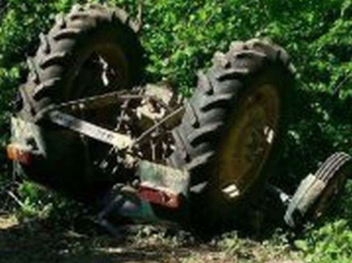 Ciągnik przygniótł 65-latka. Mężczyzna ciężko ranny