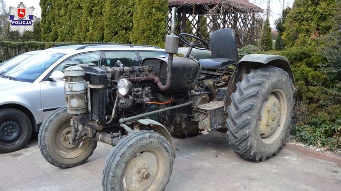 Ciągnik stał przy drodze wojewódzkiej. A w środku spał pijany traktorzysta Ciągnik stał przy drodze wojewódzkiej. A w środku spał pijany traktorzysta