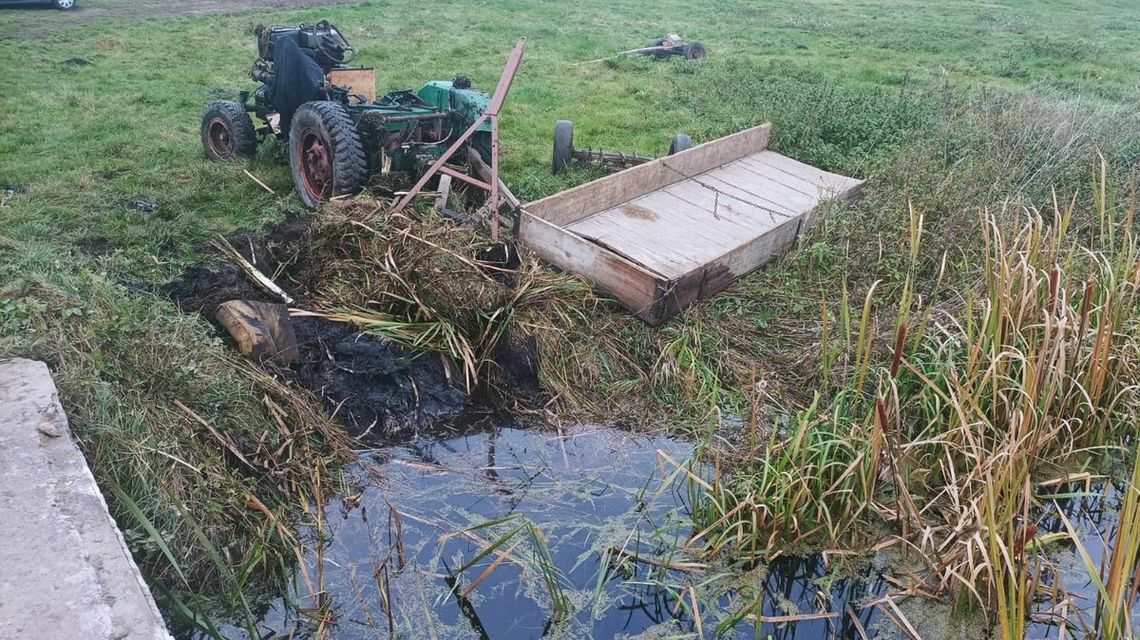 Ciągnik stoczył się do rzeki i przygniótł rolnika Ciągnik stoczył się do rzeki i przygniótł rolnika