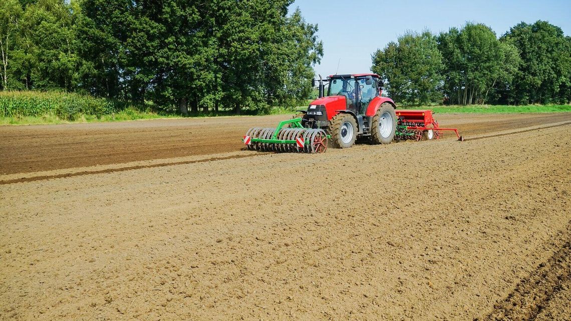 Ciągniki rolnicze Case Farmall – czym się wyróżniają i jakie modele są popularne na rynku wtórnym?