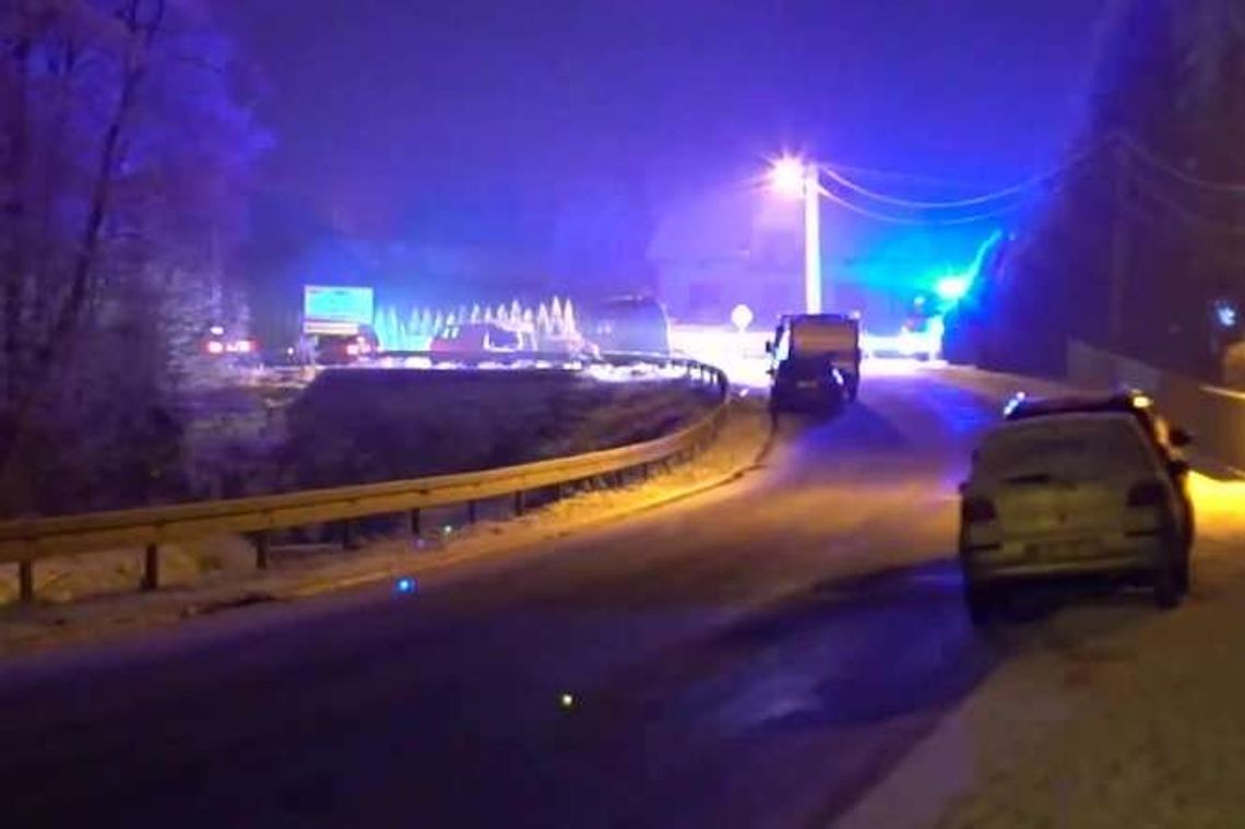 Ciała trzech osób na poboczu. Sprawca wypadku uciekł