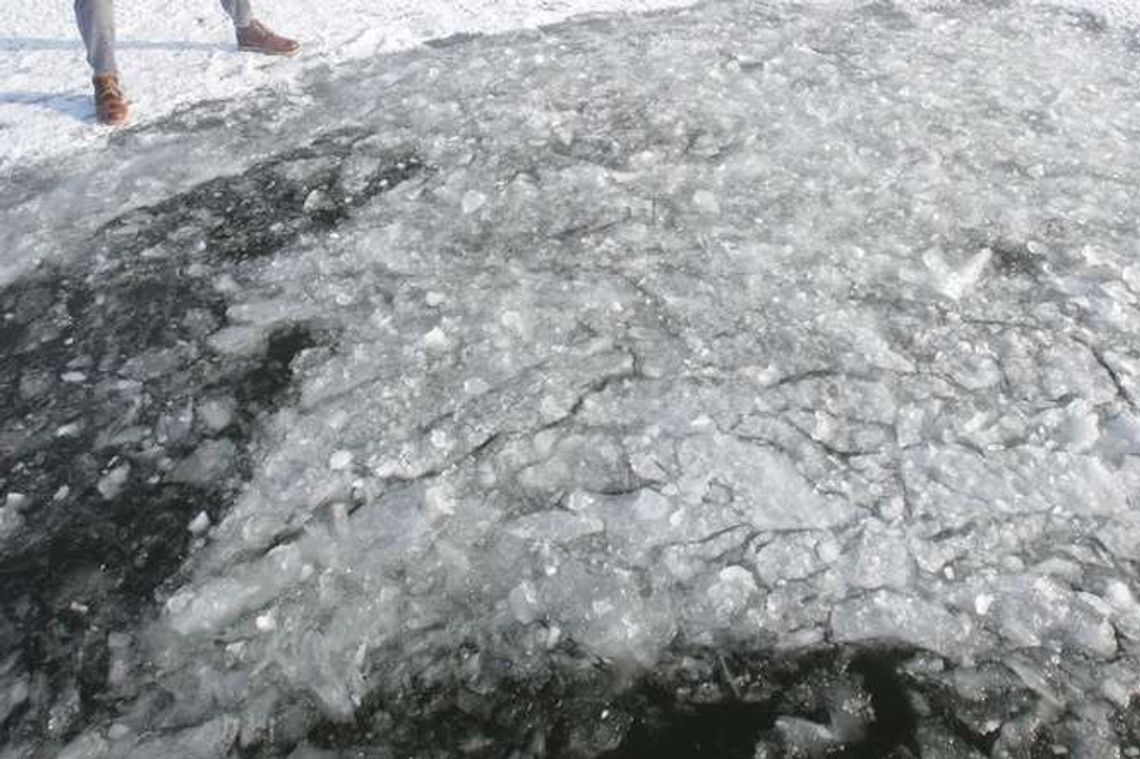 Ciało mężczyzny znaleziono pod zamarzniętą taflą. Strażacy musieli rozkuć lód