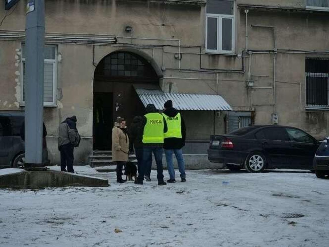 Ciało młodej kobiety w wersalce. Zatrzymali mężczyznę, który wynajmował mieszkanie Ciało młodej kobiety w wersalce. Zatrzymali mężczyznę, który wynajmował mieszkanie