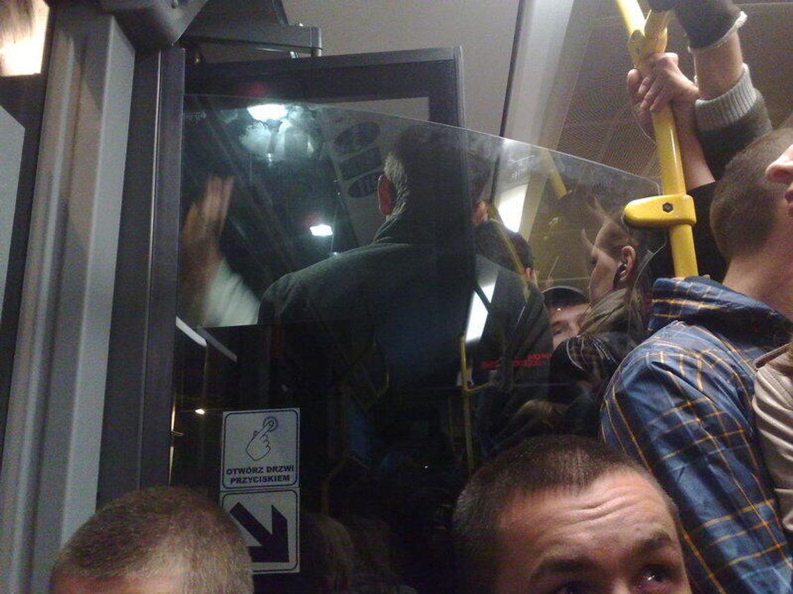 Ciasno, ale wesoło w autobusie z Nocy Kultury (wideo) 