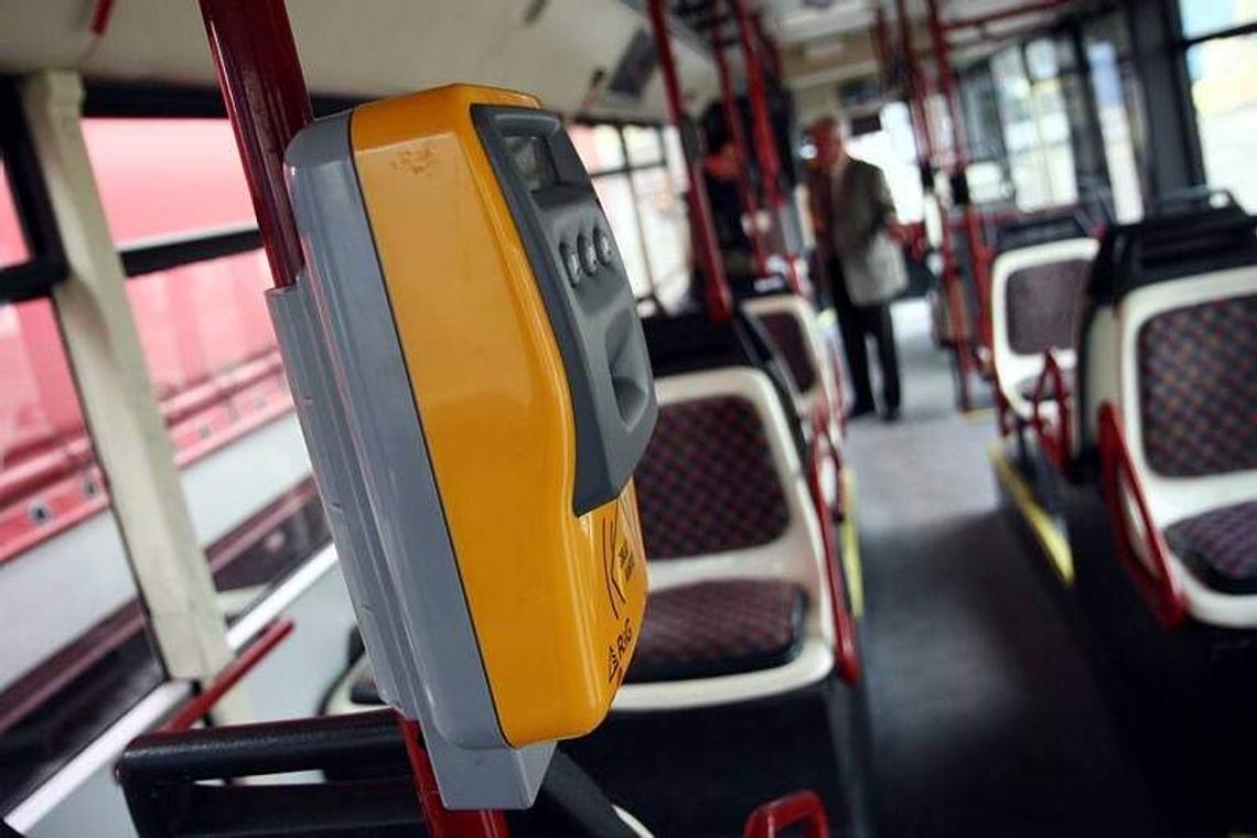 Ciemnoskóry gapowicz dostał karę od kontrolerki. Miał kupić 10 biletów