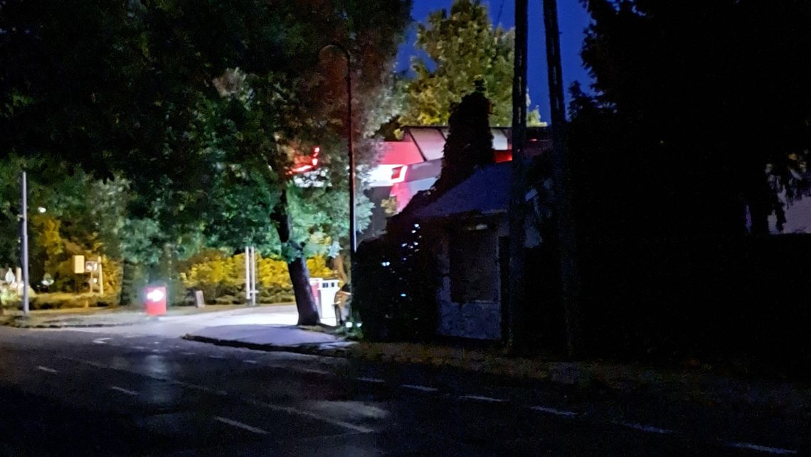 Ciemny zaułek ulicy polubili klienci stacji. "Codziennie widać butelki na chodniku"