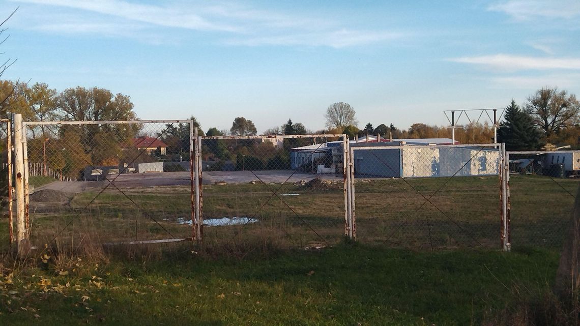 Cień kruszarni nad Piotrawinem, nowym zalewem i Doliną Ciemięgi