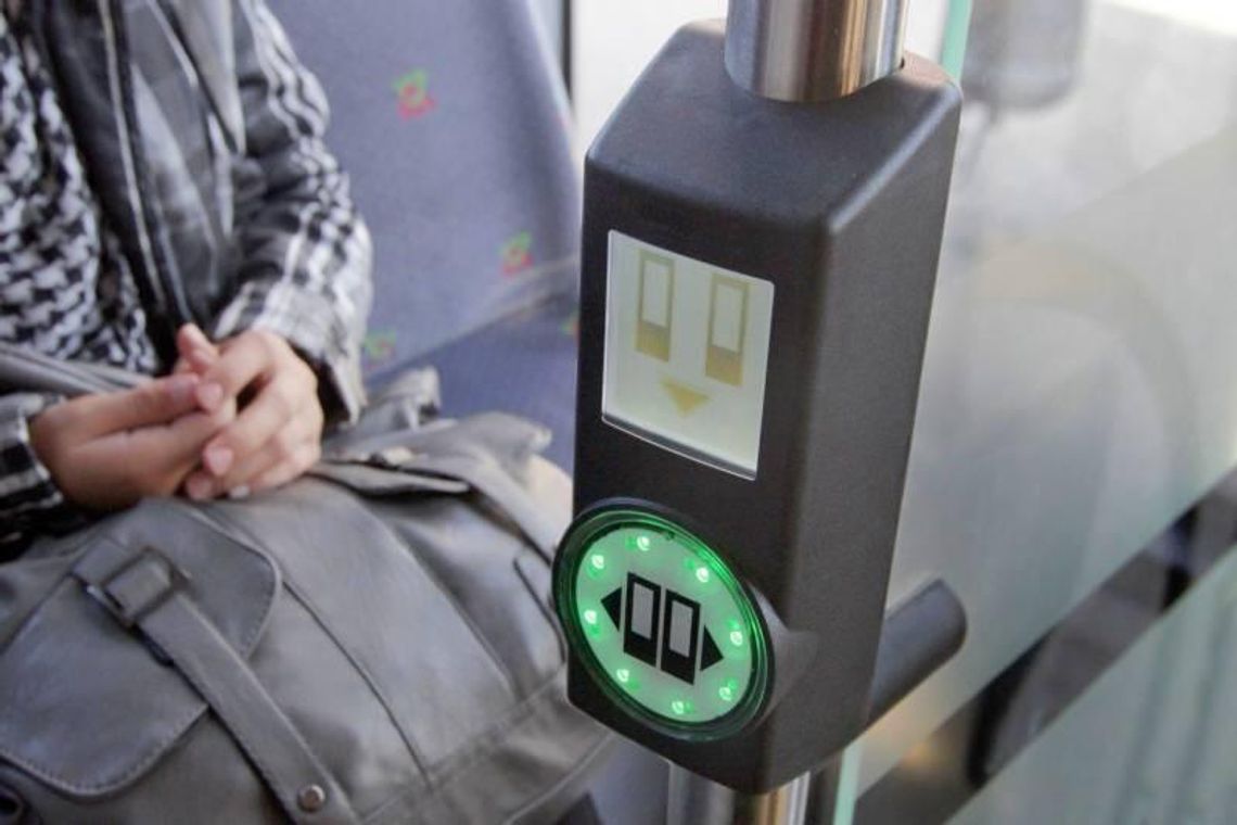 Ciepły guzik w autobusach. Naciśnij, jeśli chcesz wsiąść lub wysiąść Ciepły guzik w autobusach. Naciśnij, jeśli chcesz wsiąść lub wysiąść