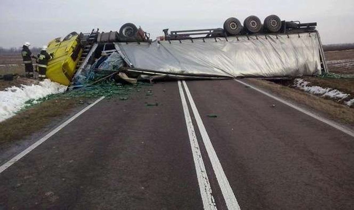 Ciężarówka na drodze. Całkowicie zablokowała przejazd