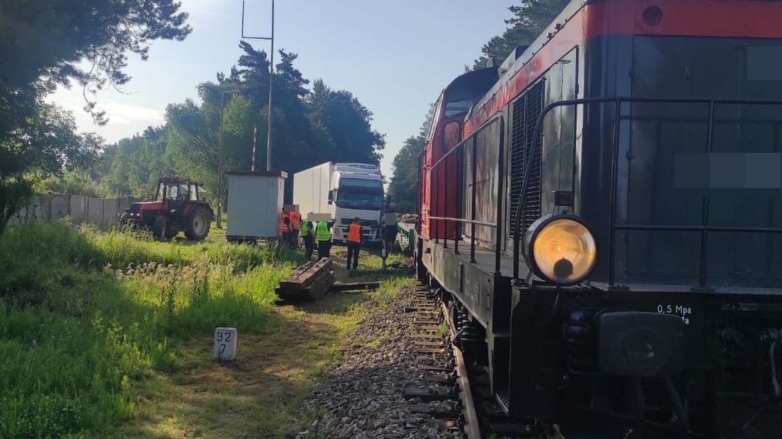 Ciężarówka nie wyhamowała na przejeździe kolejowym 