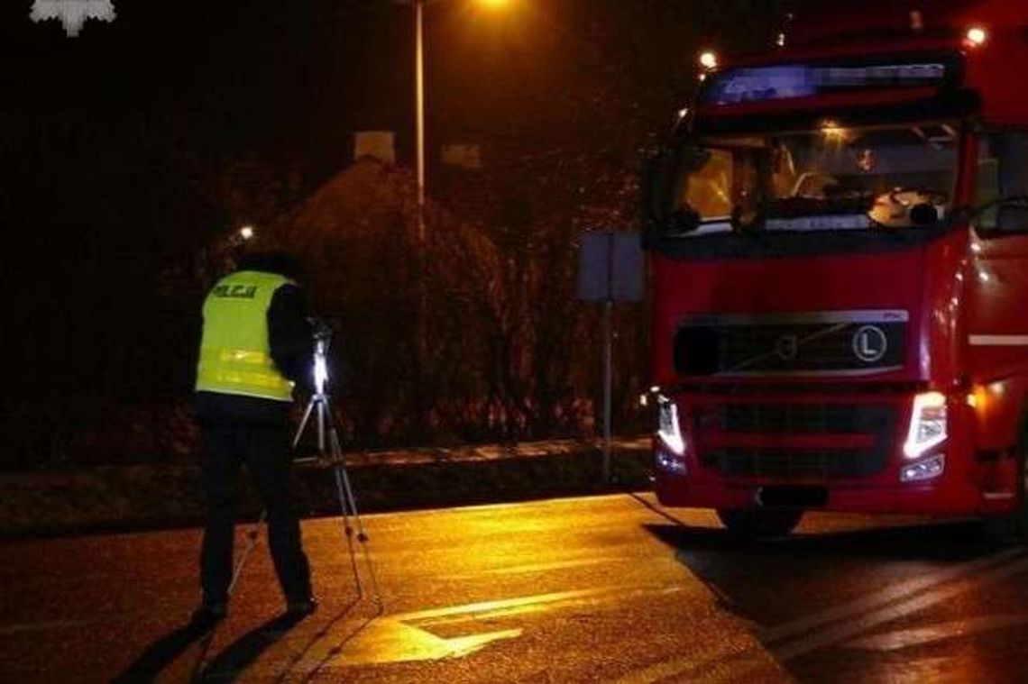 Ciężarówka potrąciła pieszego. 63-latek zmarł Ciężarówka potrąciła pieszego. 63-latek zmarł