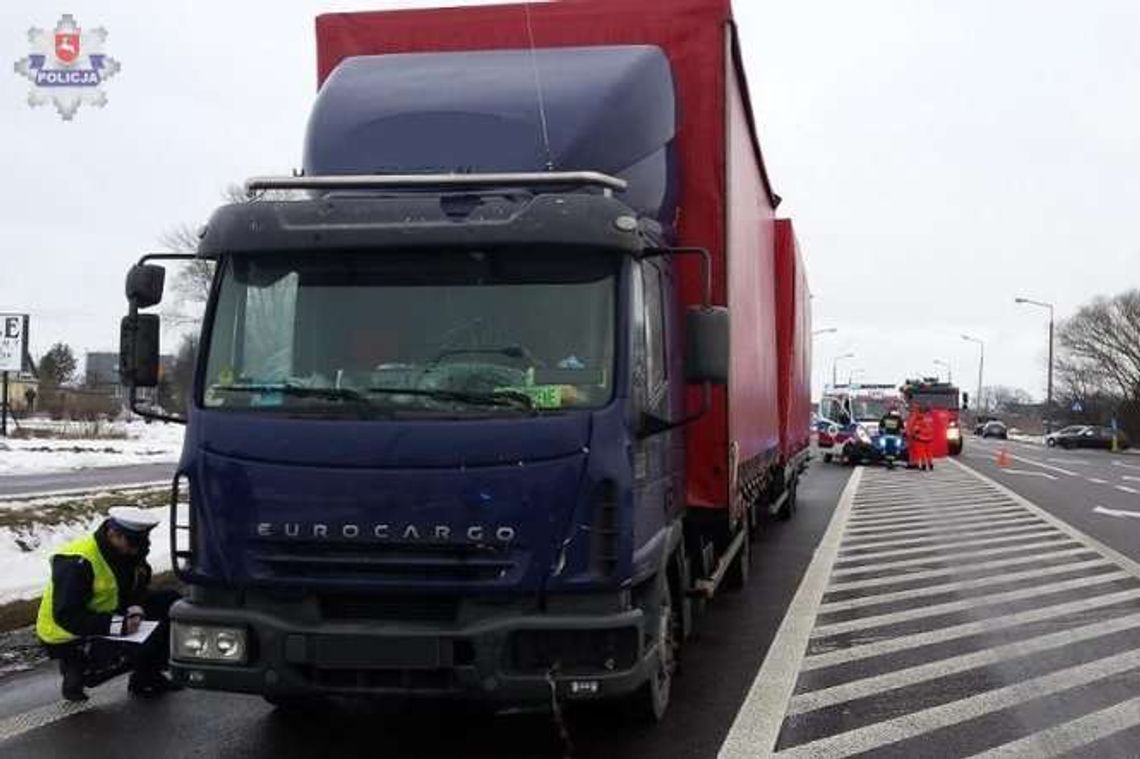 Ciężarówka potrąciła pieszego na przejściu. 73-latek nie żyje