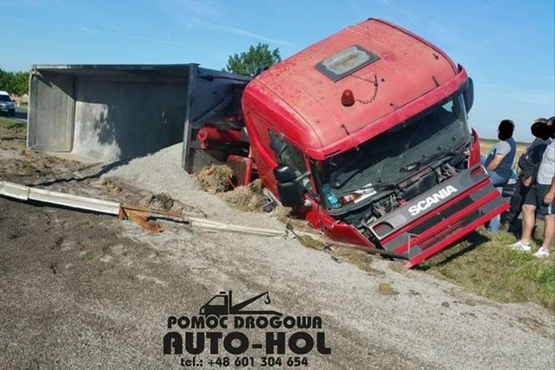 Ciężarówka przewożąca kamień przewróciła się na drodze Lublin-Kraśnik