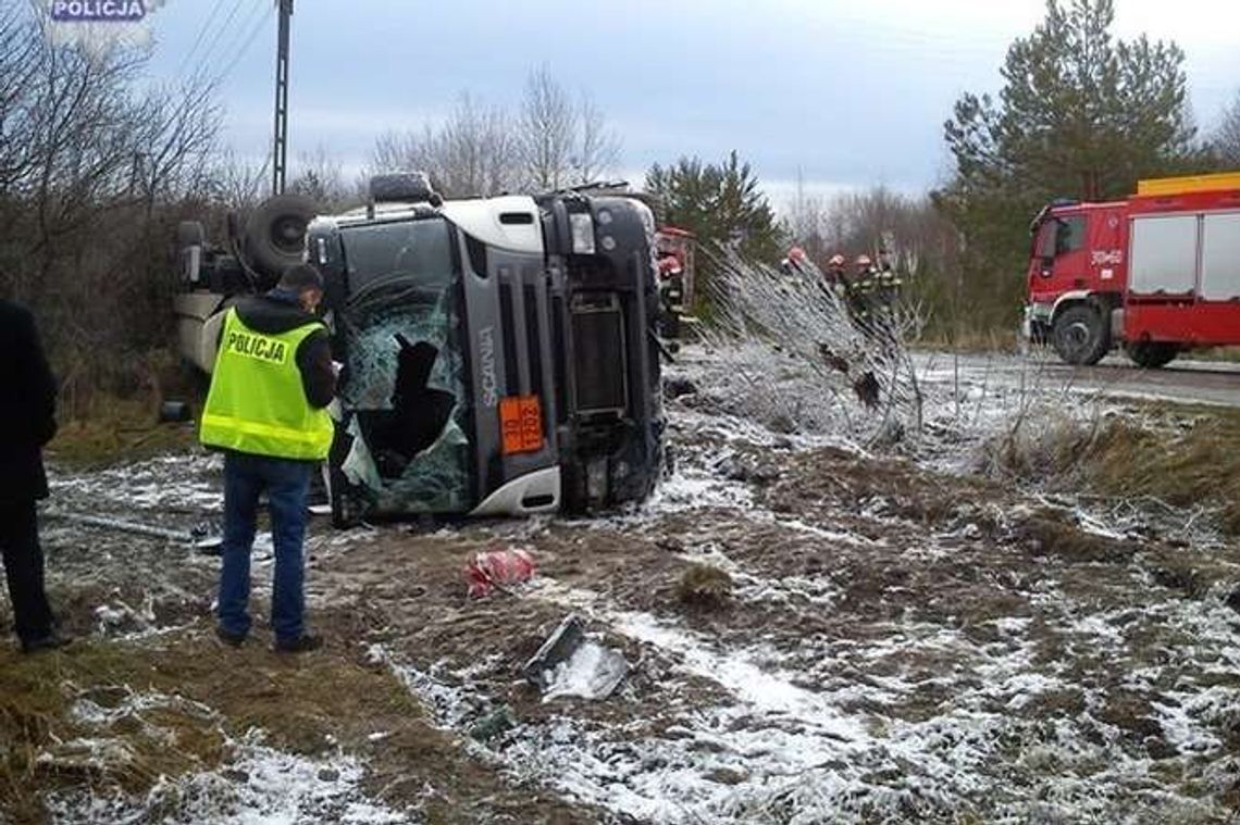 Ciężarówka przewróciła się na bok. Zginął 60-latek (wideo)