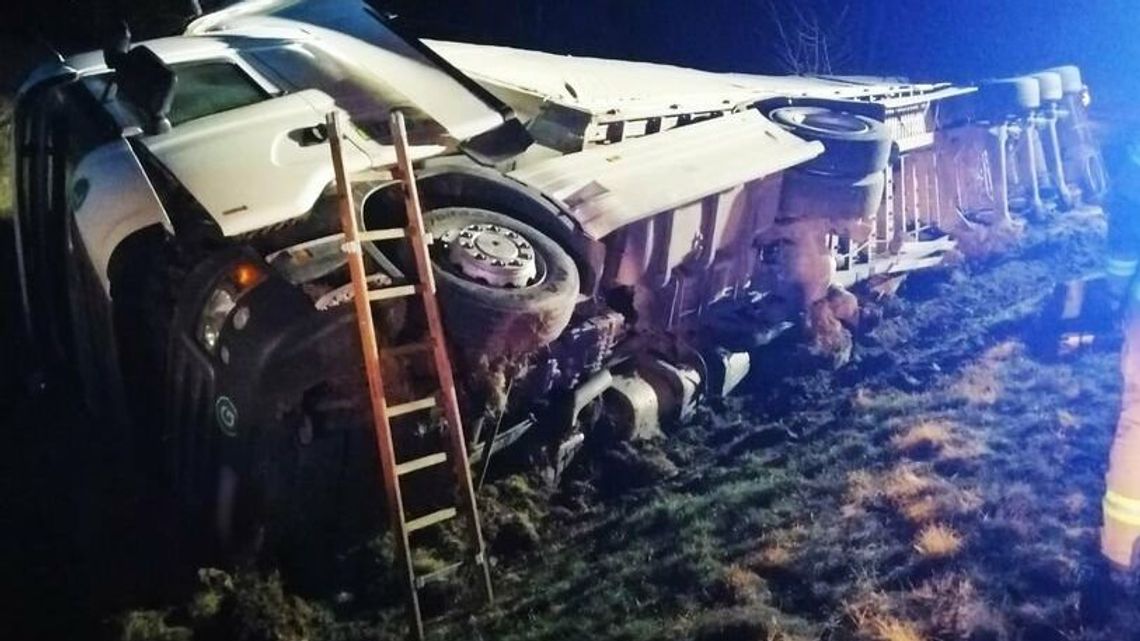 Ciężarówka przewróciła się na obwodnicy. Kierowca chciał przepuścić strażaków