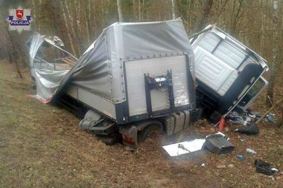 Ciężarówka roztrzaskała się na drzewie