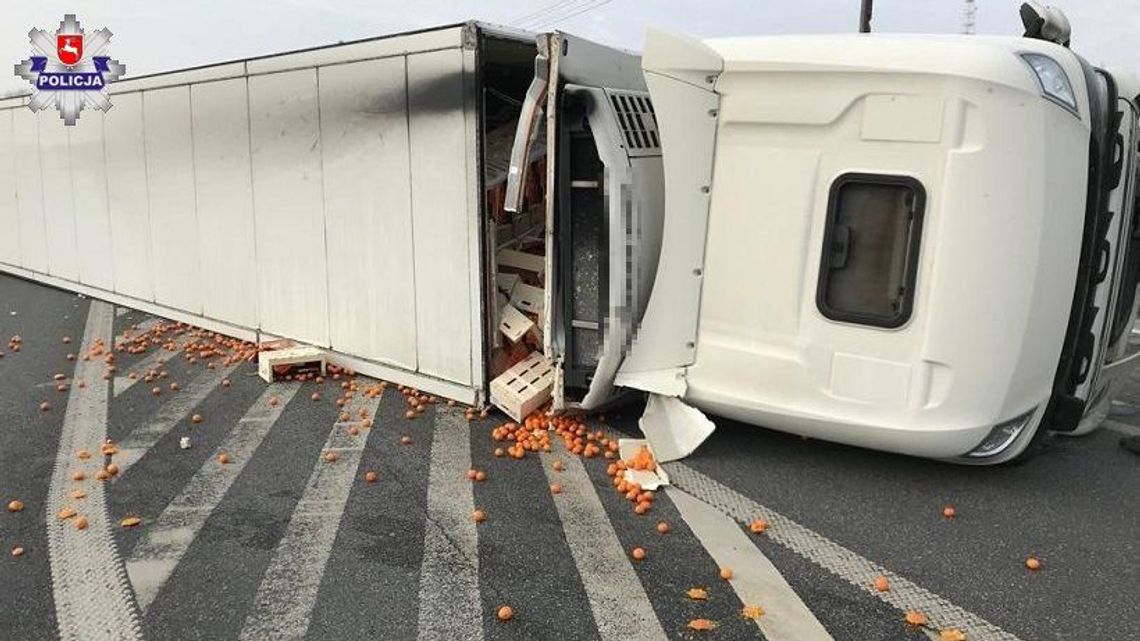 Ciężarówka się wywróciła, na jezdnię wysypały się mandarynki Ciężarówka się wywróciła, na jezdnię wysypały się mandarynki