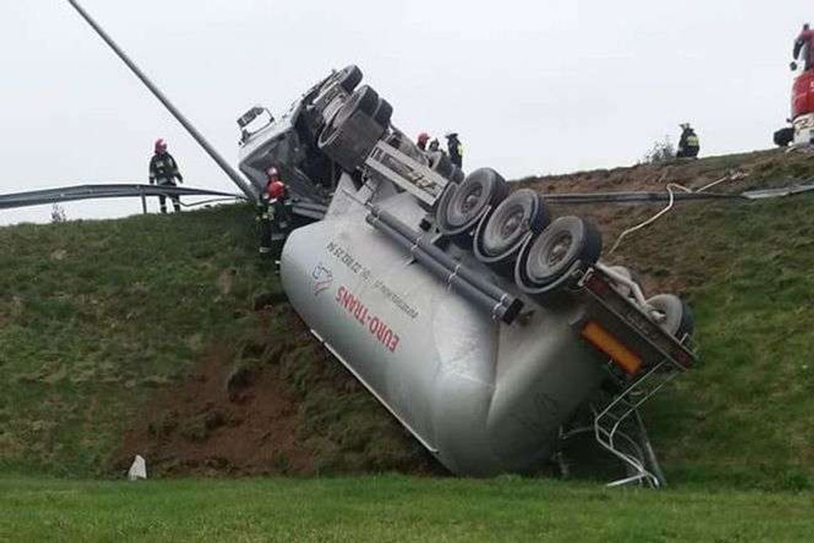 Ciężarówka spadła z nasypu na obwodnicy