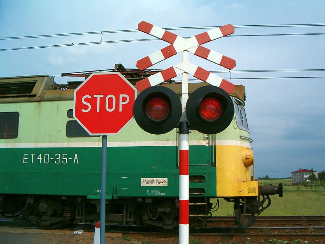 Ciężarówką staranował rogatkę i odjechał