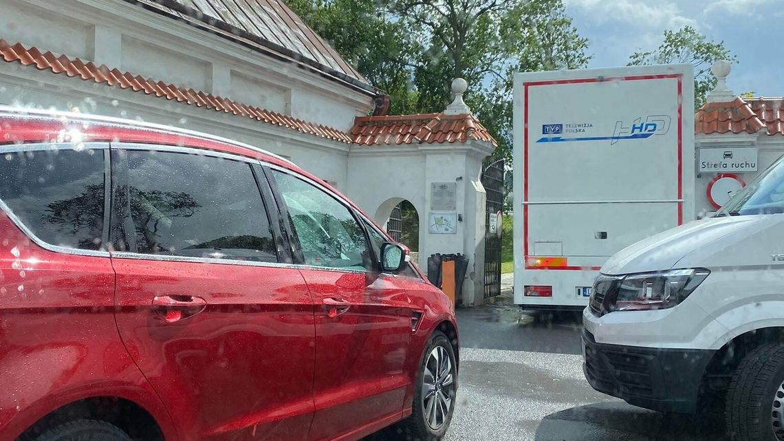 Ciężarówka TVP zniszczyła zabytkową bramę Ciężarówka TVP zniszczyła zabytkową bramę