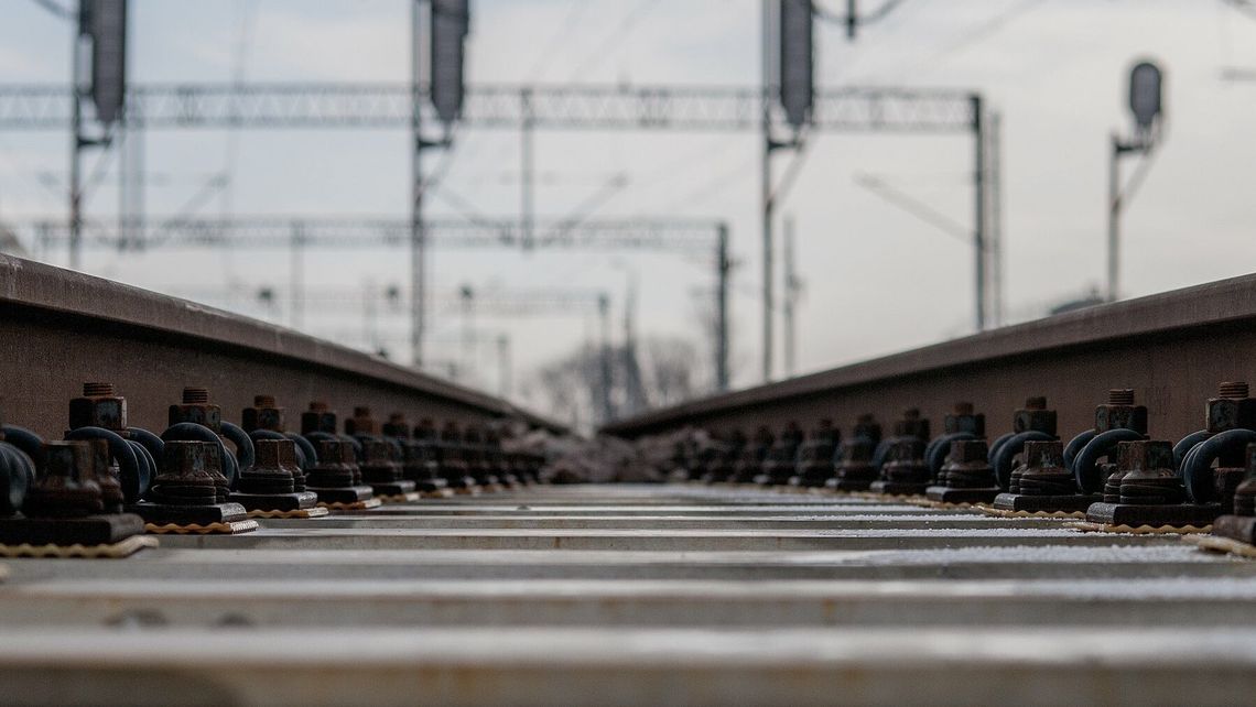 Ciężarówka uszkodziła sieć. Pociągi na trasie Lublin-Kraśnik nie kursują Ciężarówka uszkodziła sieć. Pociągi na trasie Lublin-Kraśnik nie kursują