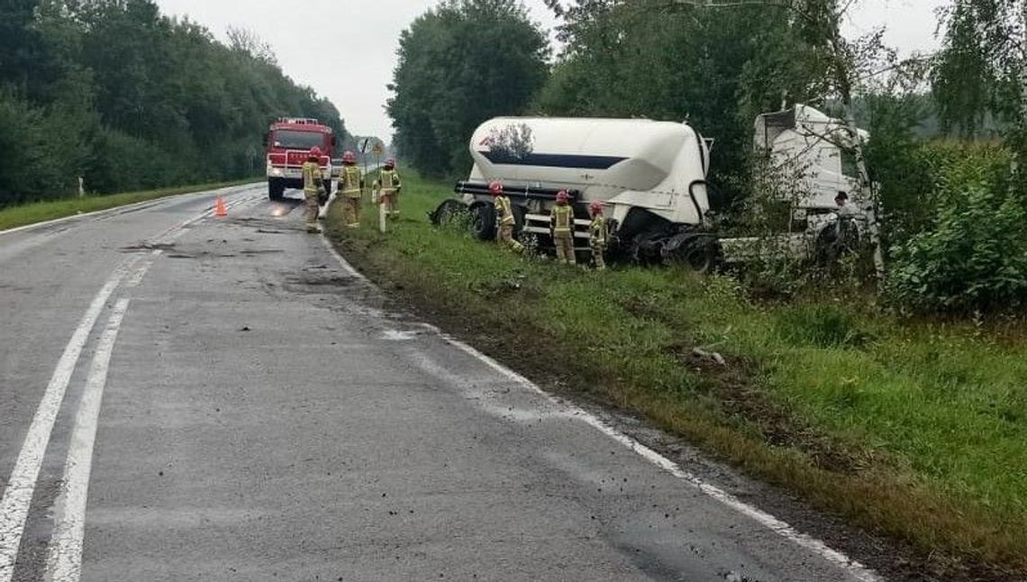 Ciężarówka w rowie. Kierowca ukarany mandatem