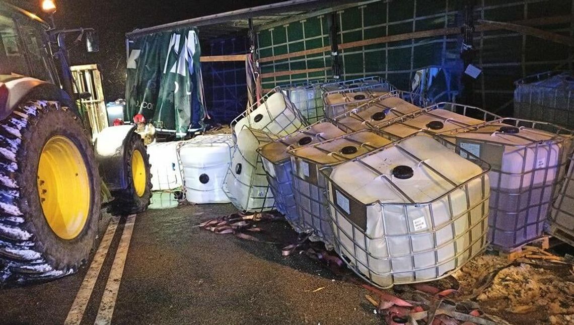 Ciężarówka w rowie, ładunek na drodze. Wieczorna akcja służb Ciężarówka w rowie, ładunek na drodze. Wieczorna akcja służb
