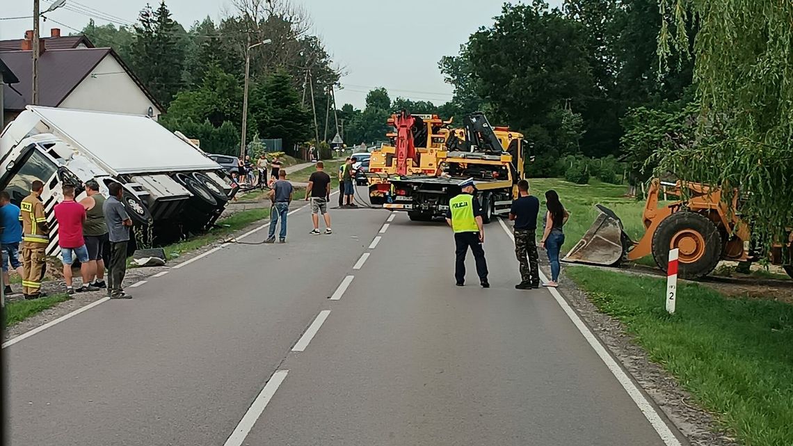 Ciężarówka w rowie. Służby próbują ją wyciągnąć. Utrudnienia na trasie Annopol – Kraśnik