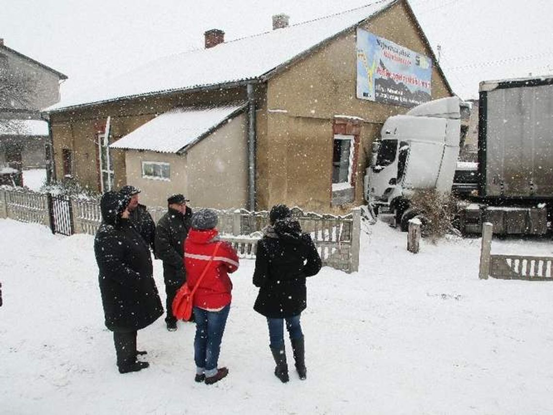 Ciężarówka wbiła się w ścianę domu. Cudem nikomu nic się nie stało (zdjęcia)