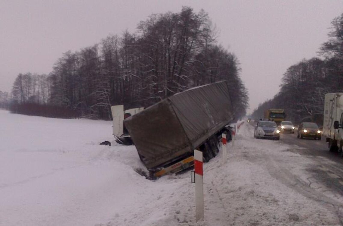 Ciężarówka wypadła z drogi, kierowca zasnął?