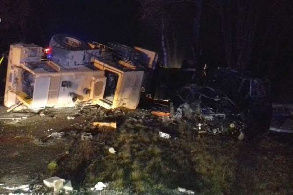 Ciężarówka wywróciła się i stanęła w ogniu. Uderzyły w nią dwa auta