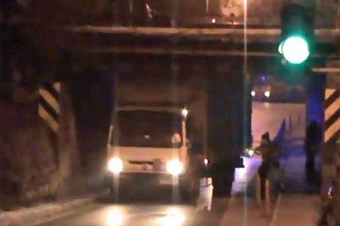 Ciężarówka zaklinowała się pod wiaduktem (wideo)